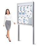 Frittstående Premium LED 12xA4 utendørs whiteboard oppslagsskap med stolper for feste på betong